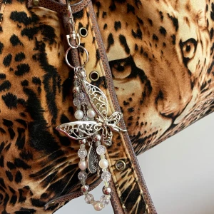 Bag charm/ nyckelring med älva och spader - Handgjord nyckelring som är en fin detalj till b.l.a en väska❣️