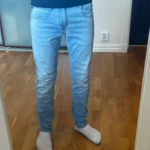 Replay Anbass ljusblå jeans herr - • Nu säljs ett par populära replay anbass jeans i mycket bra skick 👖 • Storleken är W28/L30 och modellen ”Anbass” 📏 • Han på bilden är ca 178cm lång 📏 • Nypris är ca 1600kr men säljs för 399kr !🤯 • Hör av dig vid minsta lilla fundering 🤔💭 • Kolla gärna in profilen för andra schyssta plagg som raffe skjortor, replay jeans, Jacob cohen jeans och Dondups 🤝🤝