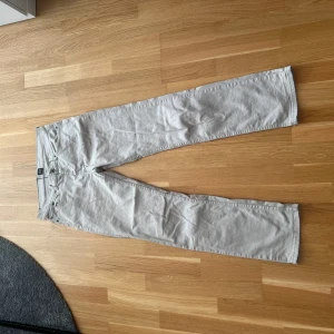 Beige jeans monten - Säljer ett par beige jeans från monten limiterade samling! Använt ett fåtal gånger, finns lite tecken på användning!