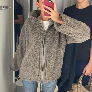 Brun teddyjacka H&M - Säljer nu min såå snygga och populära bruna teddyjacka från H&M helt slutsåld och säljer slut varje år!! Använd ca 2 gånger så i nyskick, kan gå ner i pris vid snabb affär❤️