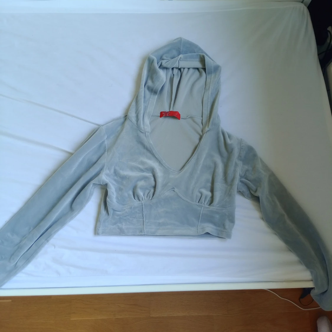 Ljusgrå croppad hoodie från Rome Concept