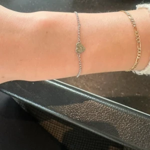 Sött armband med hjärta i silver - Supersött och stilrent armband i silverfärg med en liten hjärtformad detalj i mitten. Det är från Sophie by Sophie🤗nypris 1195 kr