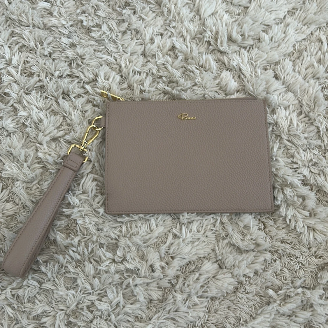 Beige kuvertväska från Rizzo i skinn