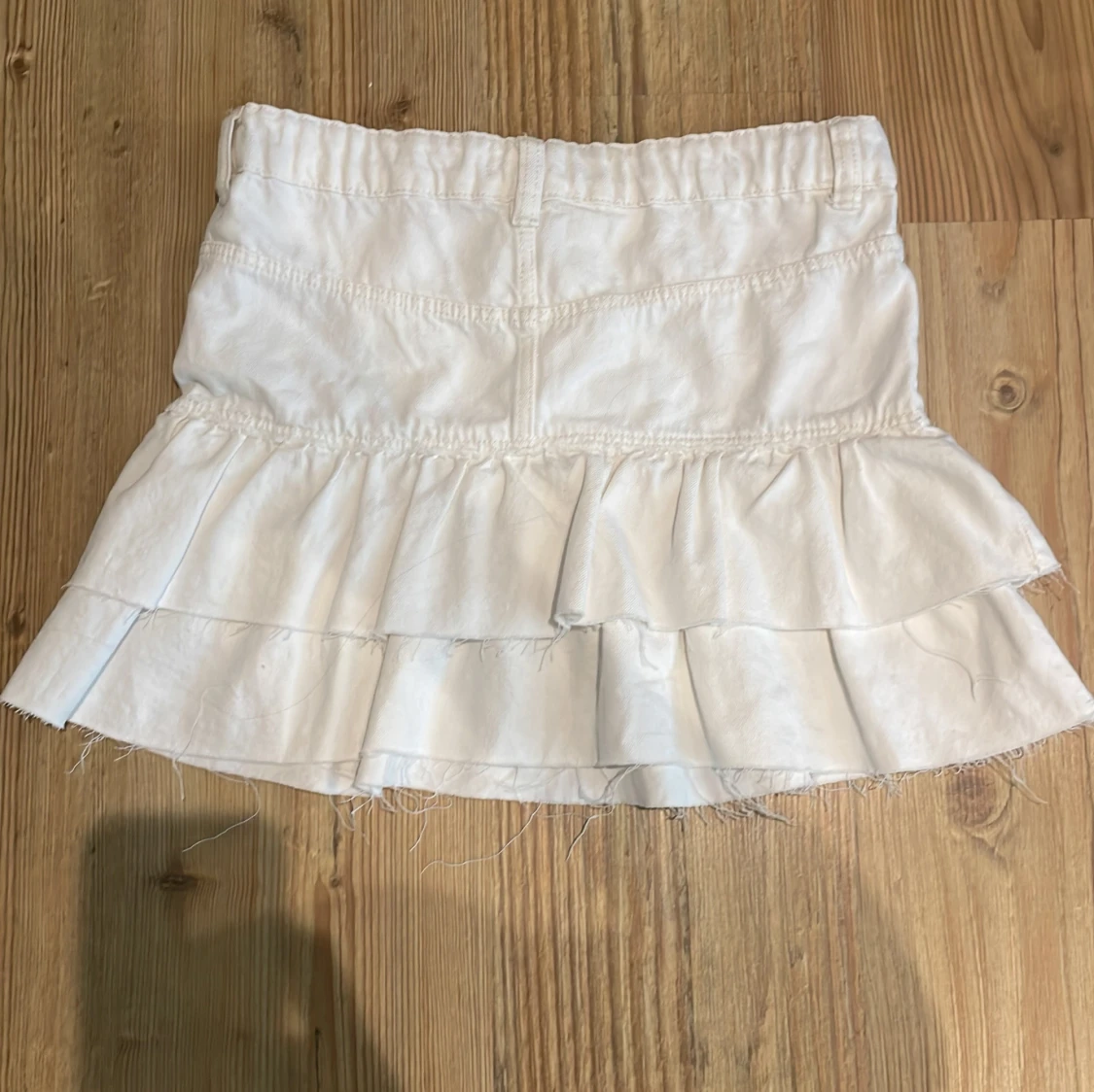 Vit volangkjol från Gina Tricot - 1