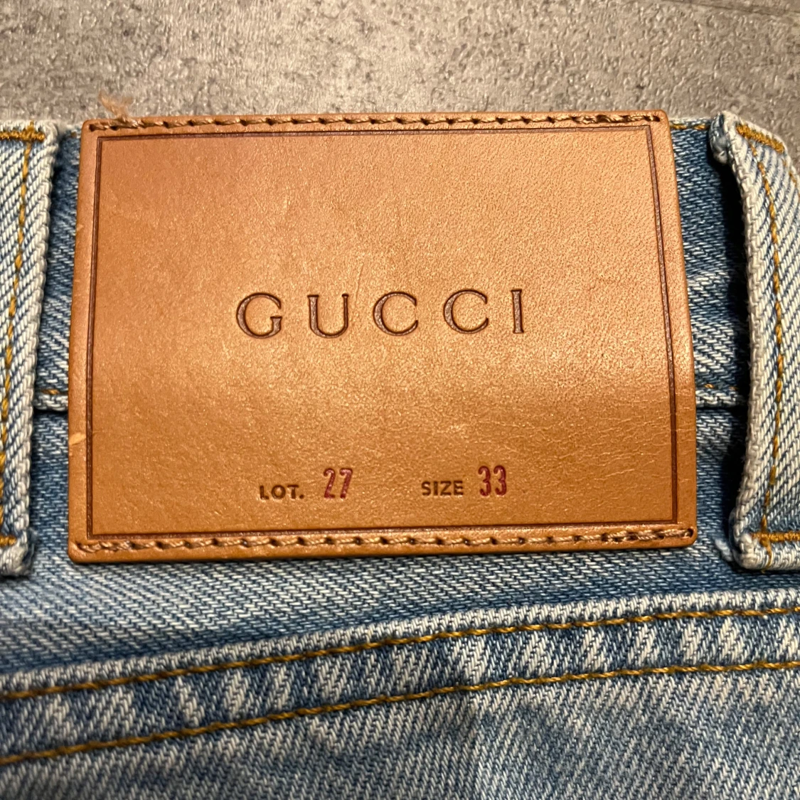 Gucci ljusblå jeans med nitar och text - 4