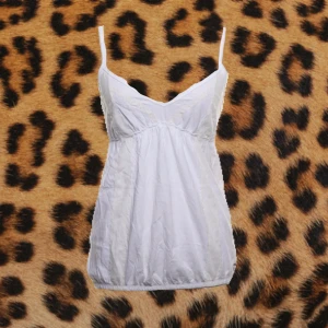 Vintage babydoll topp hollister - Vintage från 2000s babydoll topp från Hollister i stl L, rymmer mindre i storleken! Den har fina lace details!🐆🍒