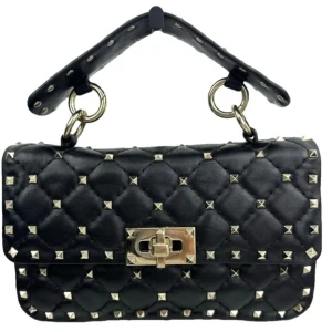 Valentino rockstud spike leather handbag  - Intressekoll på min älskade valentino väska (liten modell). Hör av er vid intresse