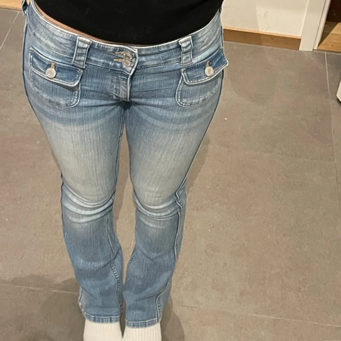Ljusblå bootcut jeans med fickdetaljer