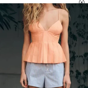 Slutsåld Zara topp - Snygg persikofärgad linnetopp med tunna axelband och v-ringad front. Toppen är slutsåld på Zaras hemsida. Strl M passar mig som vanligtvis har s/xs. Använd en gång.🧡🧡🧡