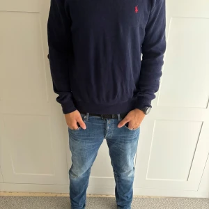 Ralph Lauren tröja - Snygg mörkblå tröja från Polo Ralph Lauren i topp skick, använd några enstaka gånger. Var inte rädda att fråga och fundera, skriv gärna:)