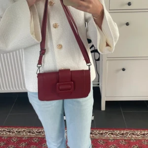 Vinröd väska - Vinröd väska.