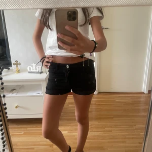 Svarta jeansshorts med låg midja - Snygga svarta jeansshorts med låg midja och klassisk femficksdesign. Köpa på H&M i storlek 140, men passar även XXS. 