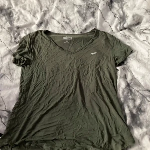 Grön v-ringad t-shirt Hollister XS - Finns ett liten fläck som är enkelt att ta bort