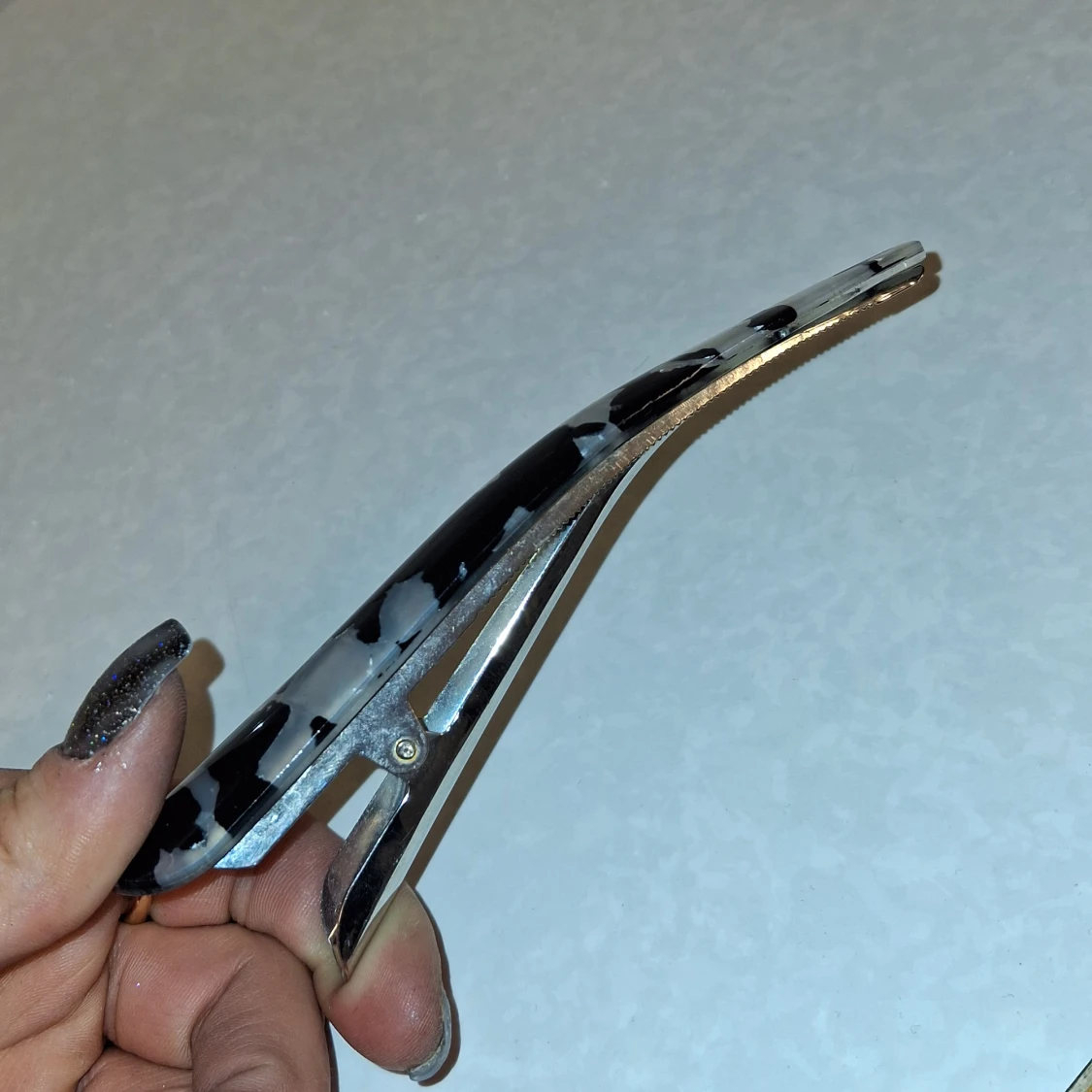 Svart -silvrig mönstrad klämma  - 1