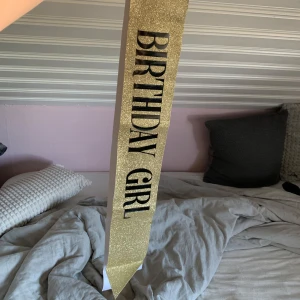 Birthday girl - En sån man sätter på sig över axeln. Är helt ny. 💗De är i ett tjockt material och kan förmodligen användas flera gånger