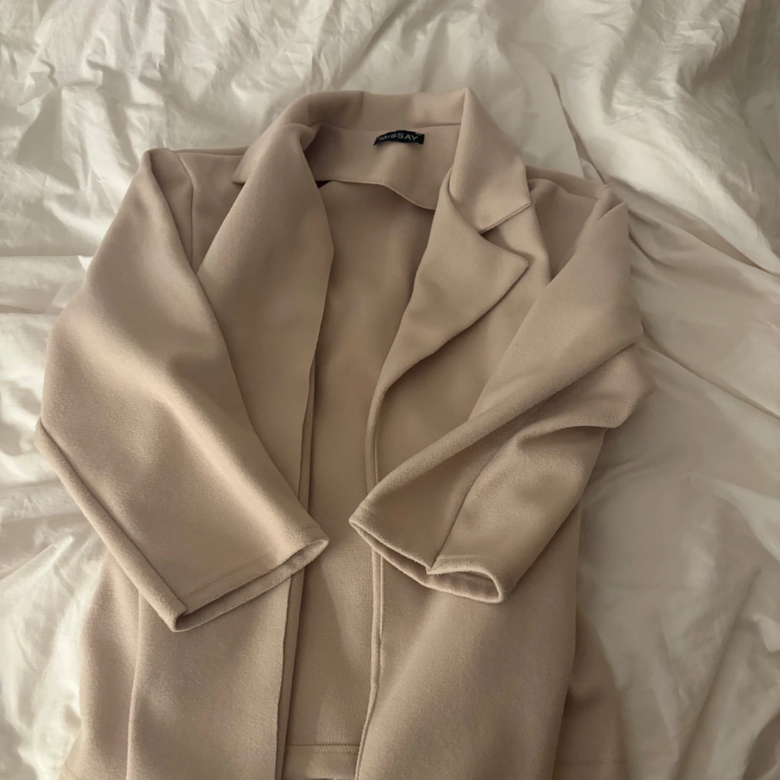 Beige kappa med bälte från SAYSAY - 3