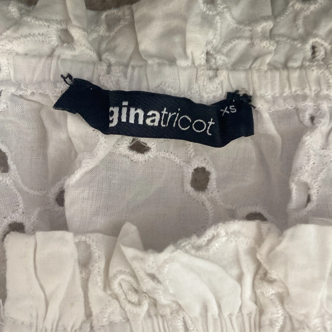 Vit broderad blus från Gina Tricot - 1