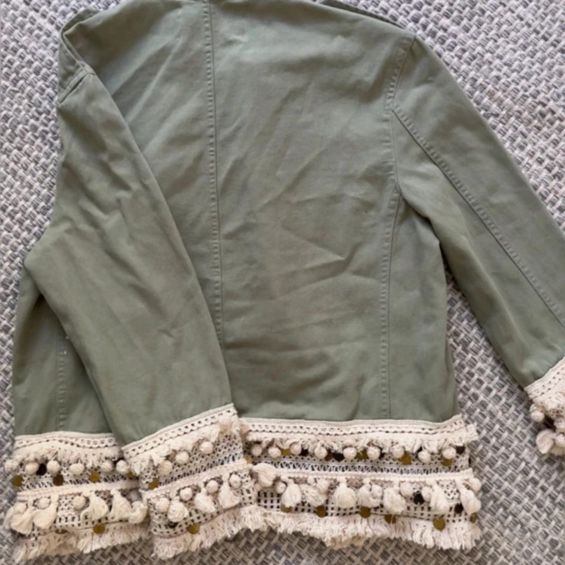 Grön overshirt från Zara med tofsar - 1