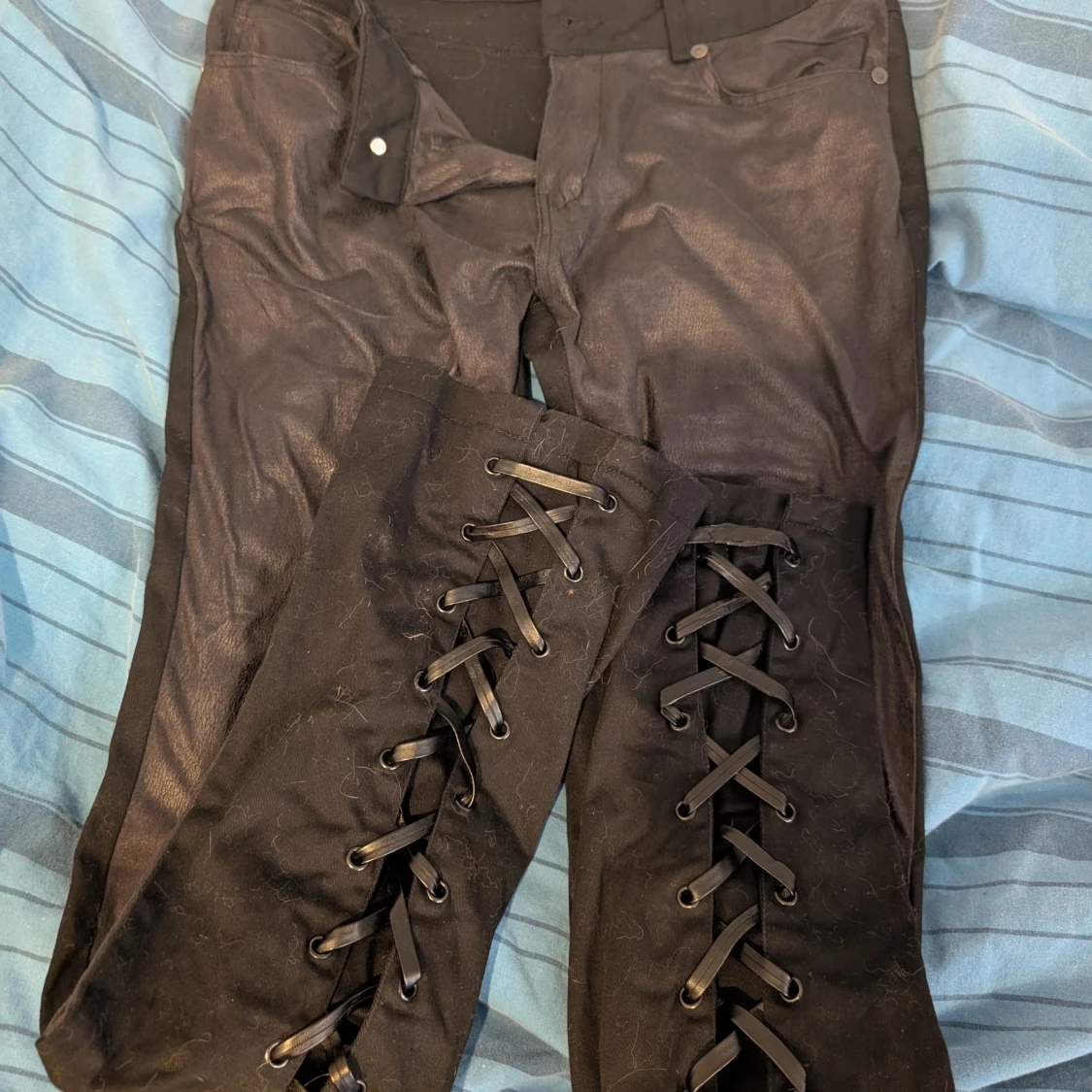 Svarta Rock Rebel byxor med snörning - 1