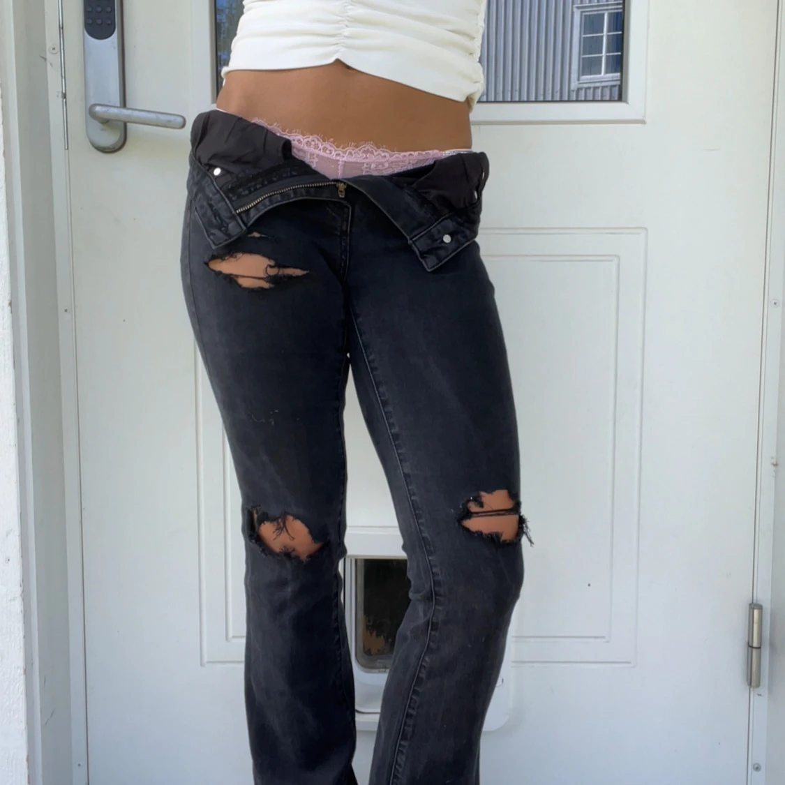 Svarta slitna jeans med låg midja - 1