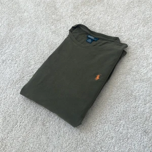 Mörkgrön långärmad t-shirt Polo XL - Ralph Lauren långärmad t-shirt Skick – 8/10 | Size – XL | Hör av dig vid minsta fråga eller fundering!! Lägg märke till fläcken på baksidan( väldigt liten)!  Längd: 75 cm Armhåla till Armhåla: 63