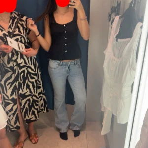 Ljusblå bootcut jeans - Säljer ett par ljusblå jeans med bootcut passform. Jeansen har klassisk femficksdesign, normal midja och är tillverkade i mjukt denimtyg. Perfekta för dig som gillar en avslappnad men trendig look. Låg midjade 