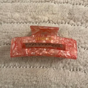 Lenoites hårklämma - Säljer då den inte kommer till användning. Den är i färgen candy pink.