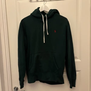 Polo Ralph Lauren hoodie - Grön Ralph lauren hoodie. Skick 8,5/10. Skriv vid frågor.