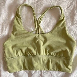 Sport-bh från Oysho - Lindblomsgrön sport-bh från Oysho i deras klassiska mjuka sköna material. Storlek S. Sista bilden är insidan av bh:n, det finns ficka för bh-inlägg om extra stöd önskas. Mer eller mindre aldrig använd. Jag fraktar gärna - köparen står för frakten, annars hämtas bh:n upp i Tyresö/Globen! 💞