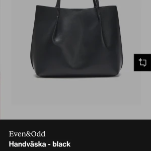 Svart handväska från Even&Odd - Stilren svart handväska från Even&Odd i slät, lätt glansig syntet med två långa handtag. Väskan är rymlig och har en enkel magnetknäppning upptill. Perfekt för dig som vill ha en clean och klassisk look med plats för allt du behöver. Priset kan diskuteras 