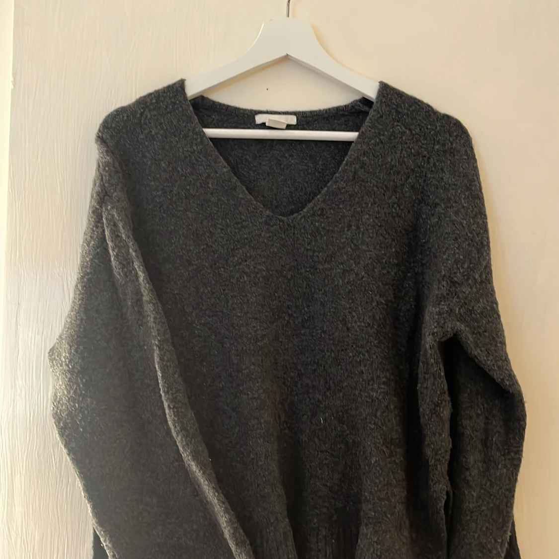 Mörkgrå stickad tröja med v-ringning