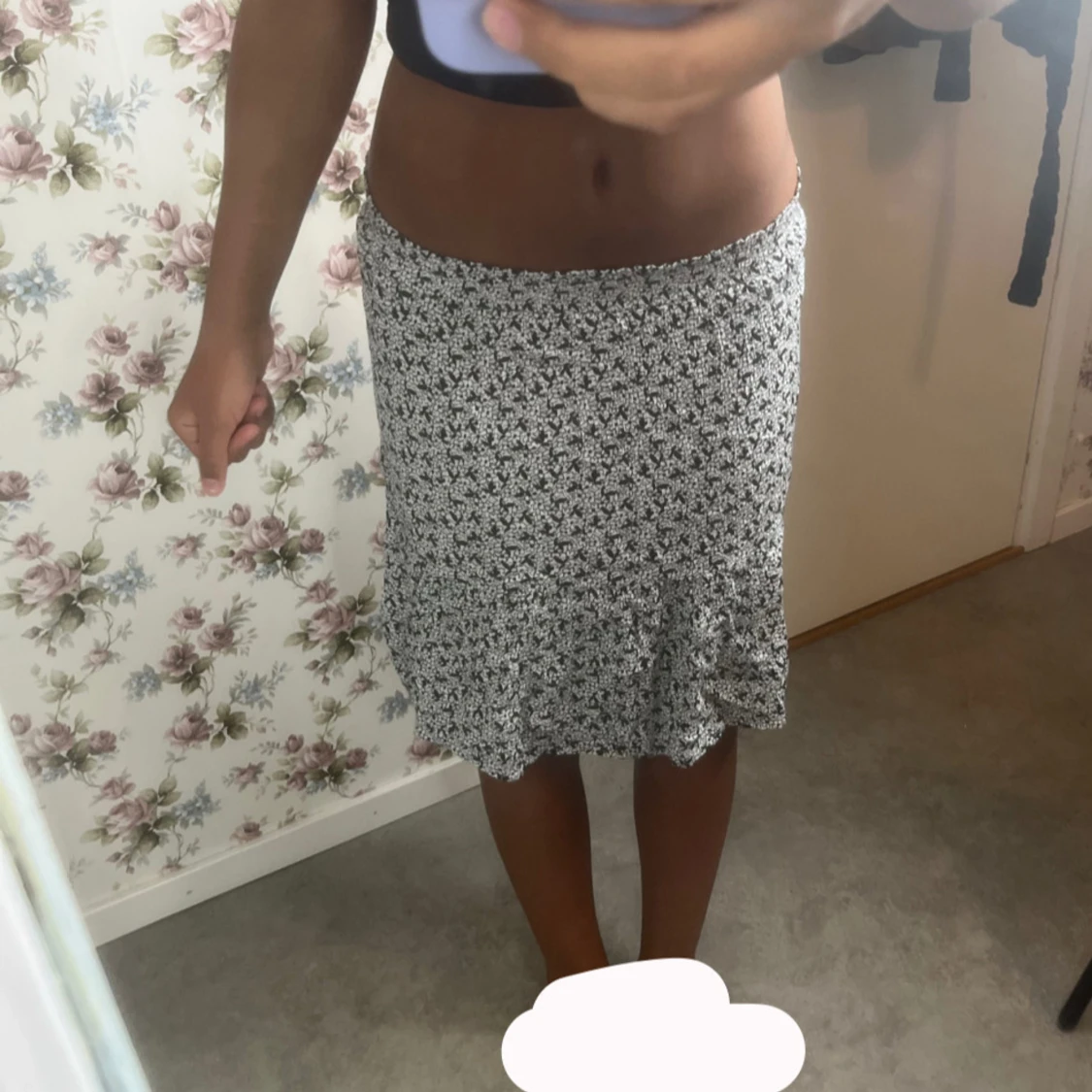 Svartvit blommig kjol med volang