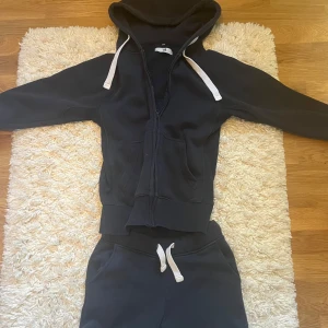 Russemerch  - Säljer russemerch settet, andvänt Max 4 ggr, inga defekter, byxorna är extra tall. Tröjan är i strlk S och byxorna XS innerbenslängden är 75cm och midjemåttet tvärs över är 35cm, materialet är stretchigt, setets nypris är 1250kr