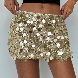 Guldig paljettkjol med kort längd - Superglittrig minikjol i guld med stora paljetter över hela ytan. Kjolen har en rak och kort passform som sitter snyggt på höften. Perfekt för dig som vill sticka ut och glänsa på nästa fest. Materialet är syntet och paljetterna ger en maxad partyvibe. ALDRIG ANVÄND, helt ny 