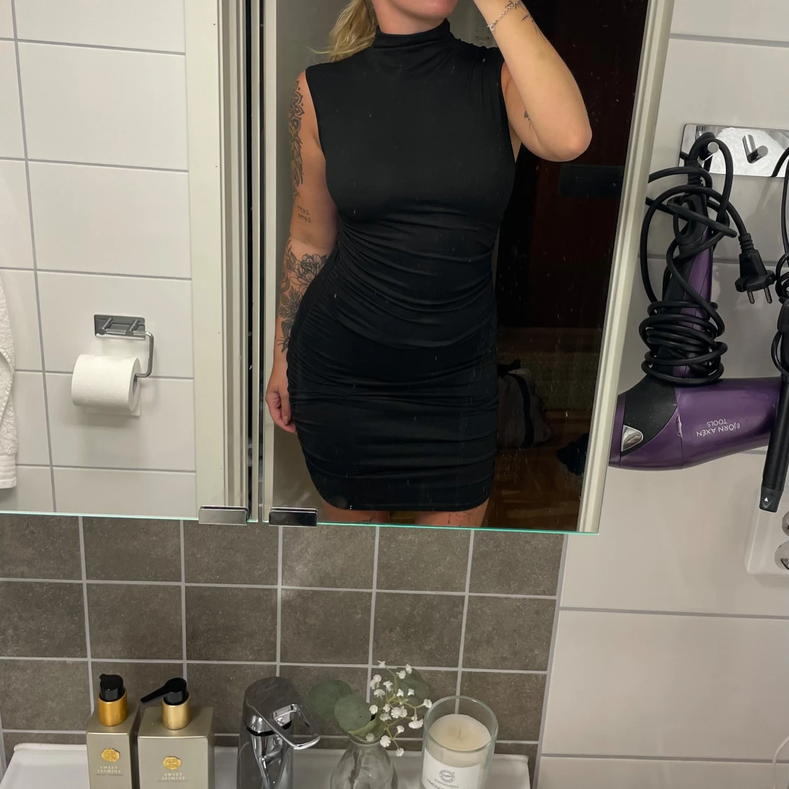 Svart tight ärmlös kortklänning