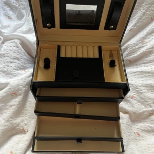 Stort smyckesskrin  - Stort smyckesskrin med massor av fack och en spegel! Nycklar medföljer💞