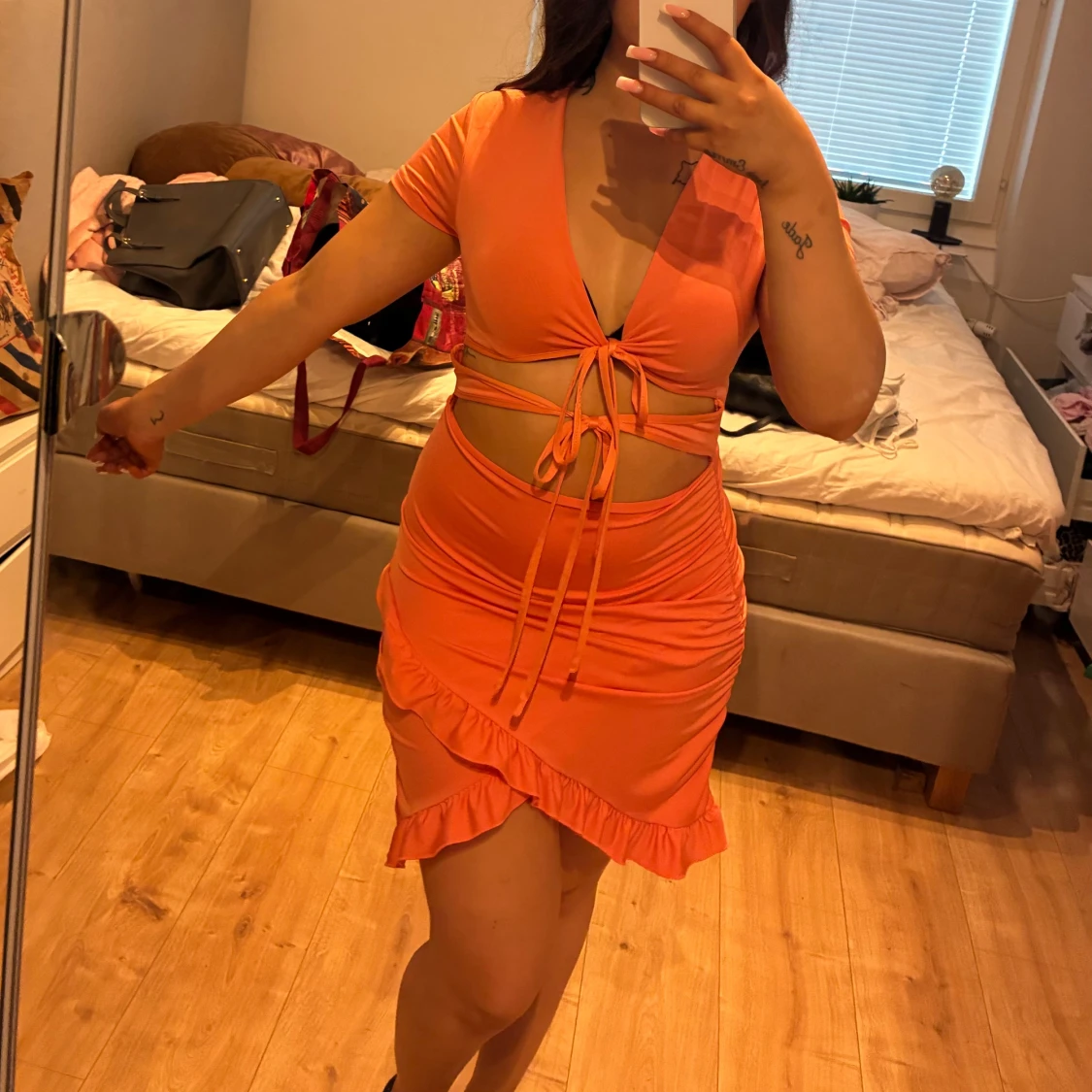 Korallfärgad klänning