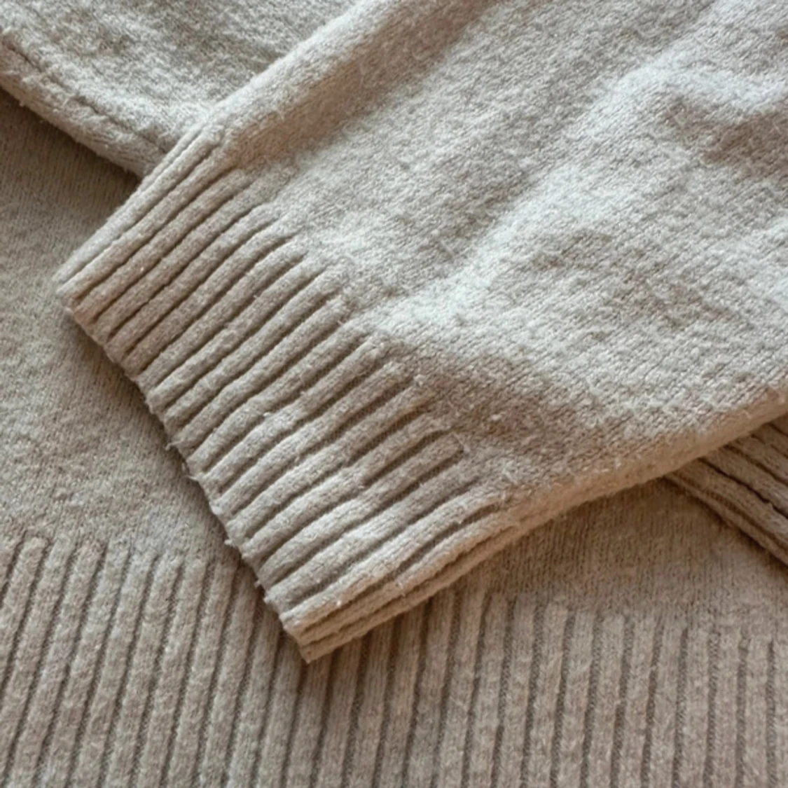 Beige stickad tröja från Stradivarius - 3