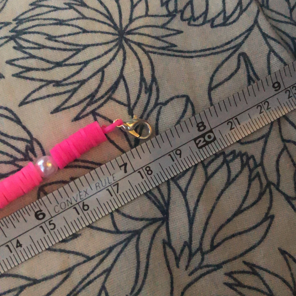 Handgjort rosa pärlarmband med hamsa-berlock - 1