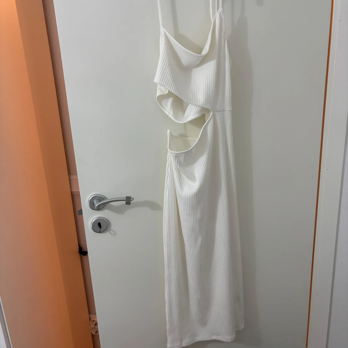 Vit ribbad långklänning med cut-out