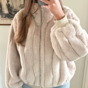 Jacka  - Säljer denna lurviga jackan från H&M som är oanvänd❣️