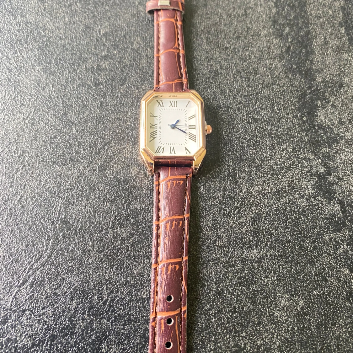 Rektangulär klocka med brun läderrem - 2