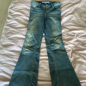 Blå flare jeans från Blue Ridge - Snygga blå jeans från Blue Ridge. Hål på båda insida lår. Nog ganska lätt att lappa upp, men då jeansen inte passar längre kännde jag inte att jag orkade göra det💕