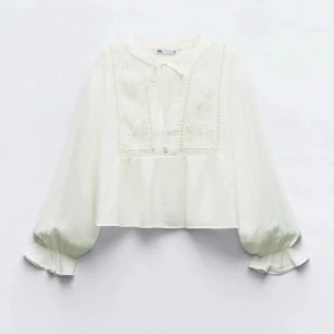 Zara Blus - Jättesöt blus från zara i storlek xs, använd ett fåtal gånger så i fint skick/nyskick, finns inte längre att köpa på zara, nypris 380kr, säljer för 200kr💕