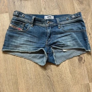 Jeansshorts diesel - Skitsnygga jeansshorts från Diesel. Storlek 26. Säljer då de tyvärr inte passar längre. 