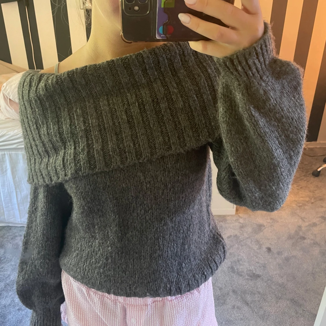 Mörkgrå offshoulder stickad tröja