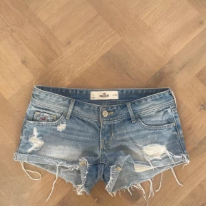 Lågmidjade hollister shorts  - Säljer dessa ursnygga hollister shorts som är väldigt lågmidjade då dom tyvärr var förstora❤️ w25. 