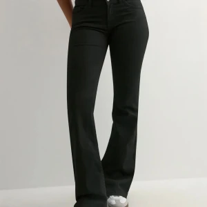 Svarta low waist jeans  - Säljer svarta low wais jeans från Nelly i storlek 36 då de var lite för små. Långa i benen.  Endas använda 1 gång. Pris kan diskuteras.  Nypris 699kr