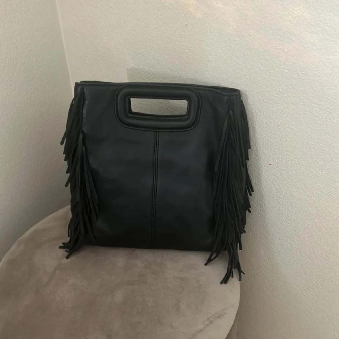 Svart fransad handväska från Maje - 1