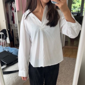 Vit v-ringad skjorta från H&M XS - Vit skjorta från H&M i storlek XS med v-ringad hals och avslappnad passform, perfekt till en uppklädd middag eller en dag på stranden! Har små fläckar på den, inget man tänker på (bild 4)